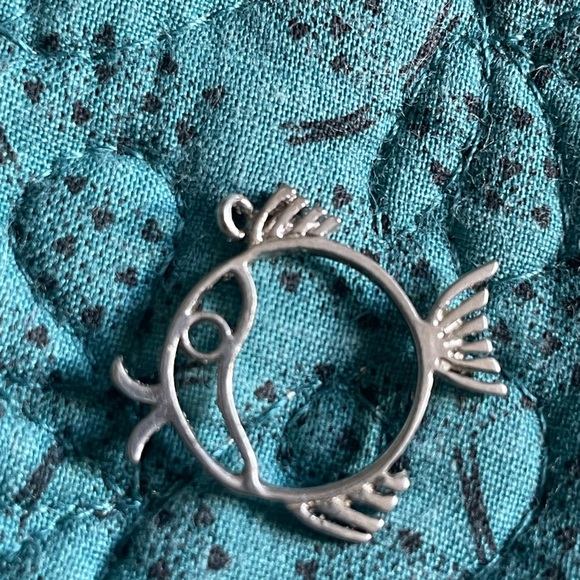 Charm, sterling silver fish - Picture 2 of 2